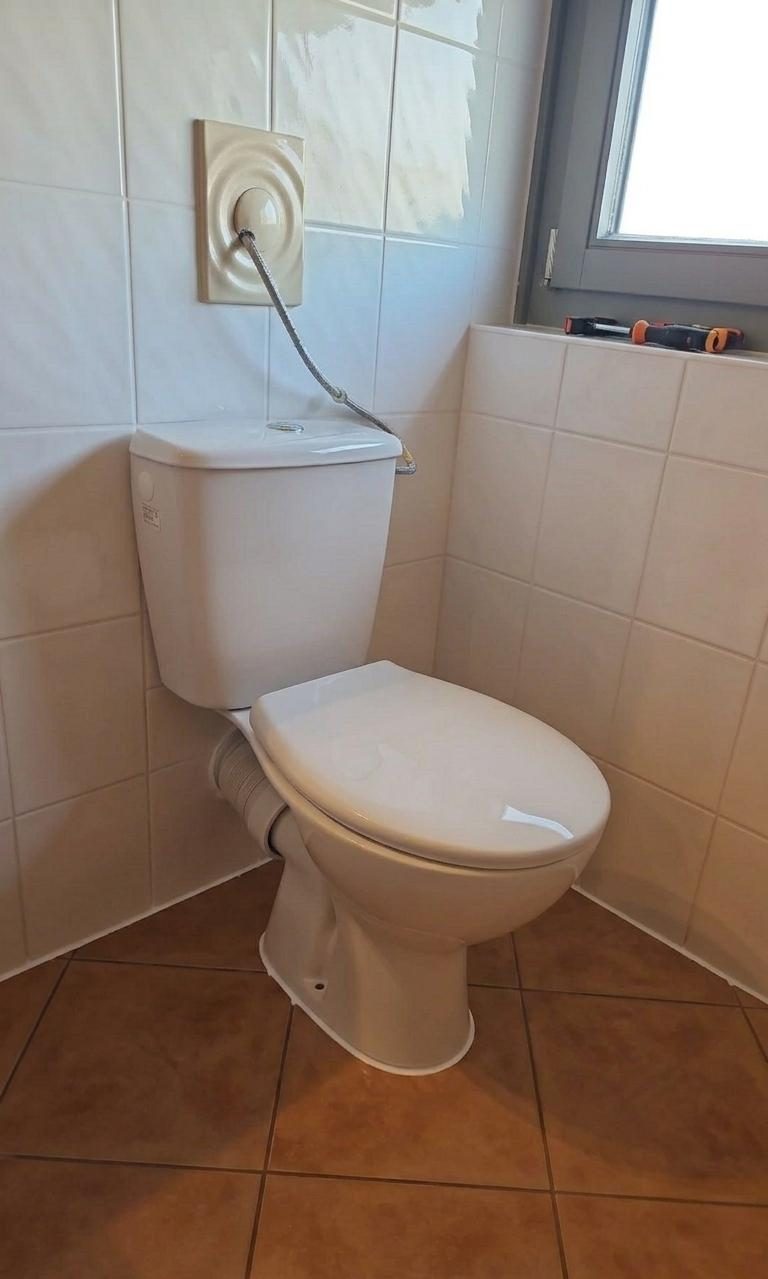 Neu montierte Toilette mit Spülkasten in Offenbach am Main