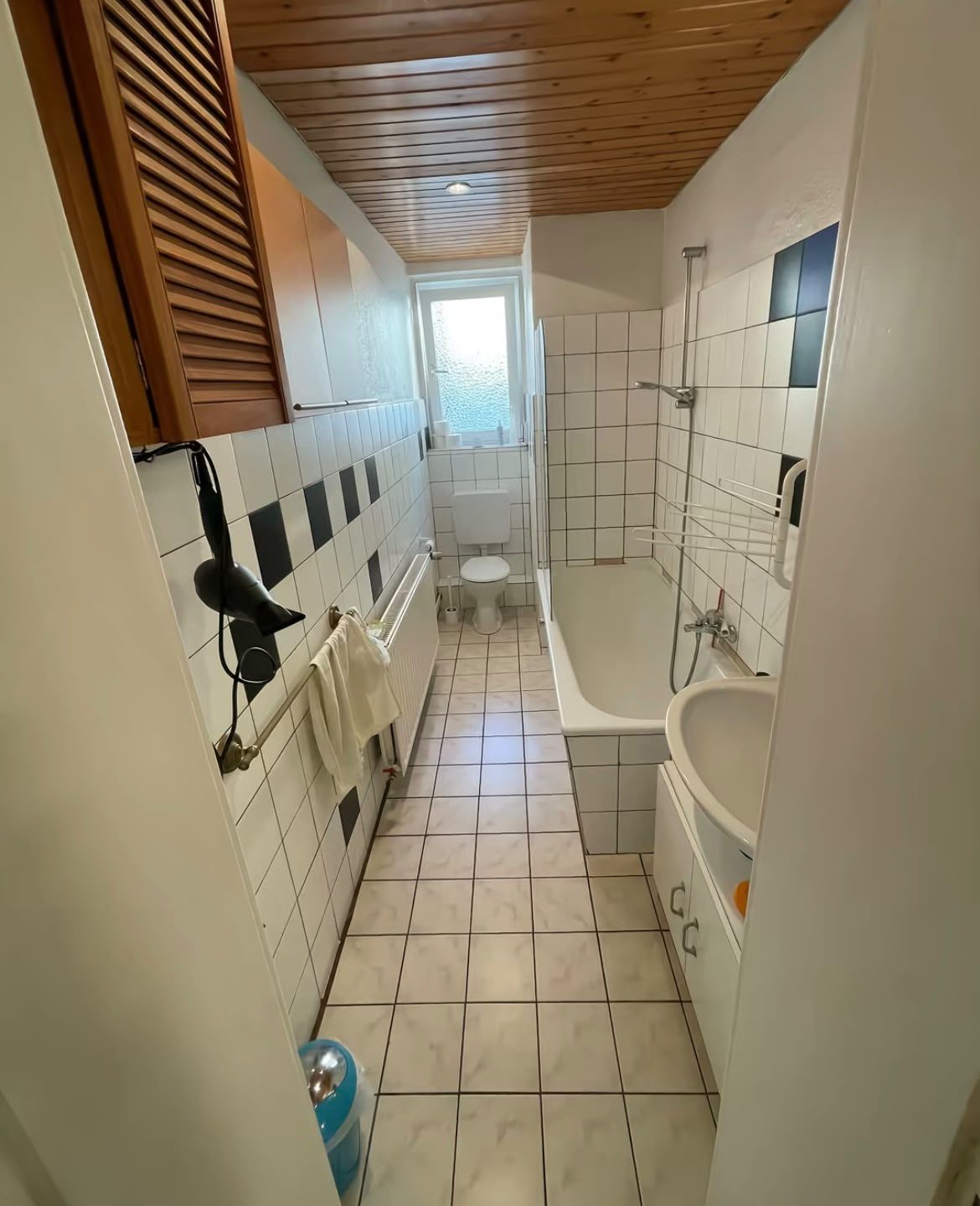Sanitärinstallation im Bad Klassisches Bad mit Wanne, WC und Waschbecken in Ihrer Region