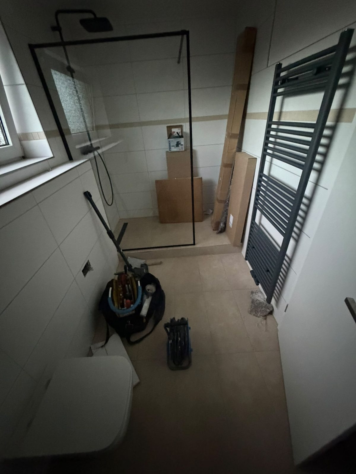 Bad komplett montieren Wand-WC, Regendusche und Handtuchheizkörper frisch montiert in Ihrer Region