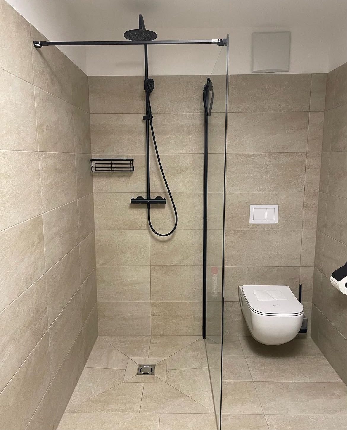 Modernes Bad installieren Begehbare Dusche mit schwarzen Armaturen und Wand-WC in Ihrer Region
