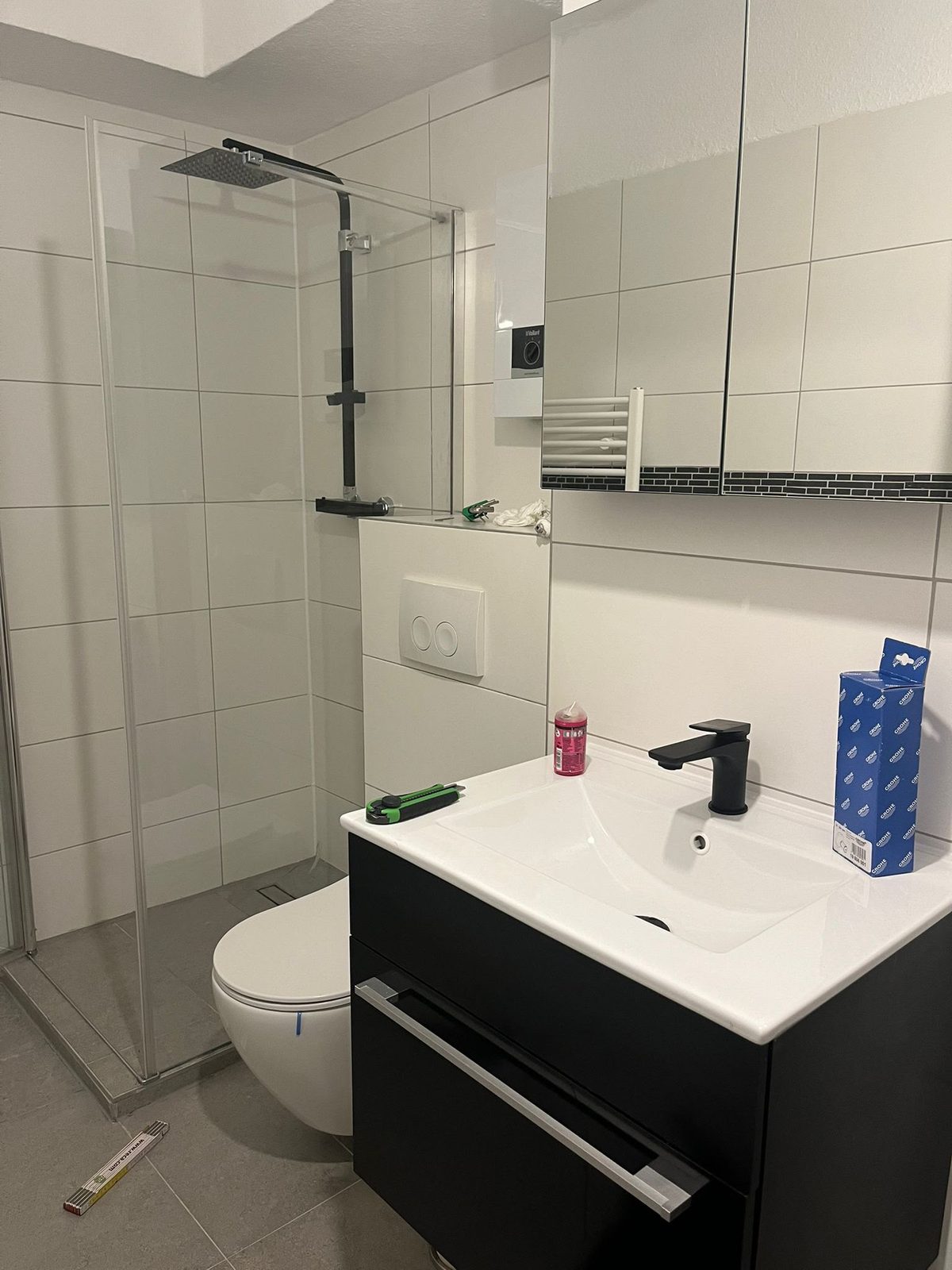 Sanitär-Einsatz in Offenbach am Main — modernes Bad mit Dusche und Wand-WC nach Renovierung