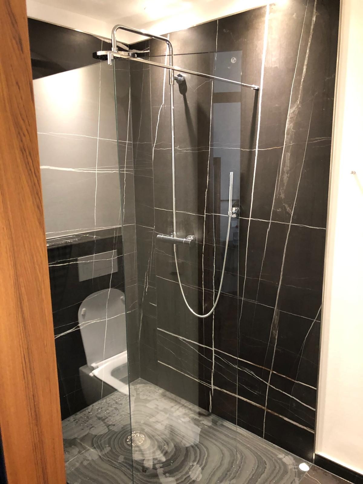 Exklusive Dusche installieren Barrierefreie Dusche mit schwarzen Marmorfliesen und Regendusche in Ihrer Region