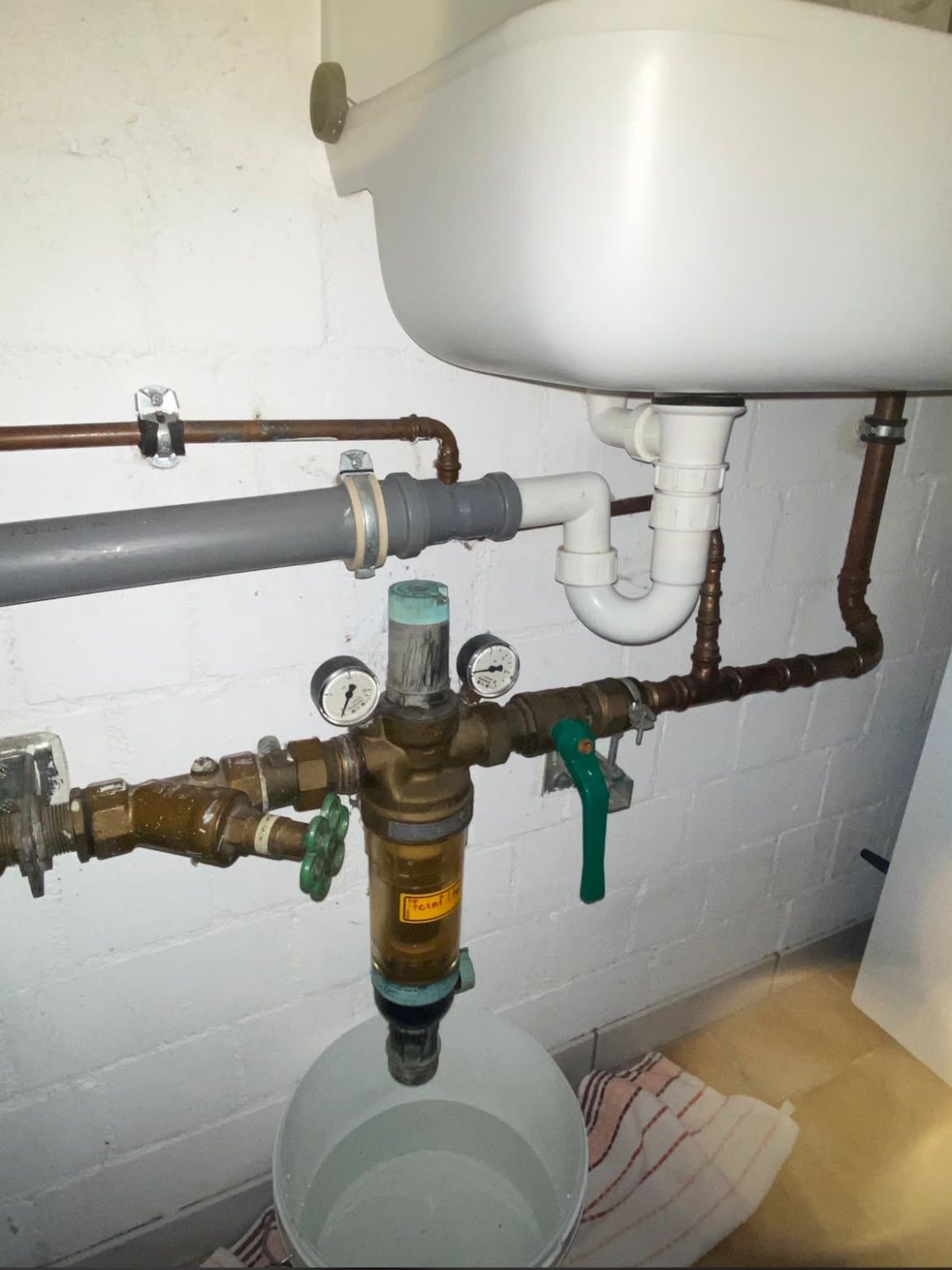 Hauswasserstation installieren Hauswasserstation mit Filter und Manometern im Keller in Ihrer Region