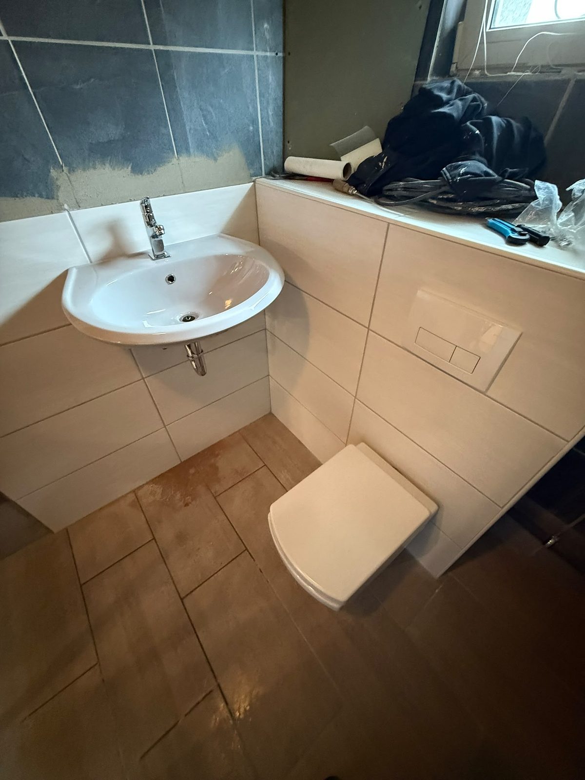 Waschbecken und WC montieren Wand-Waschbecken und Hänge-WC mit modernen Fliesen in Ihrer Region