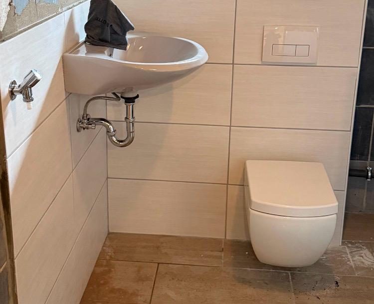 Gäste-WC modernisieren Wand-Waschbecken und Hänge-WC nach Badsanierung in Ihrer Region