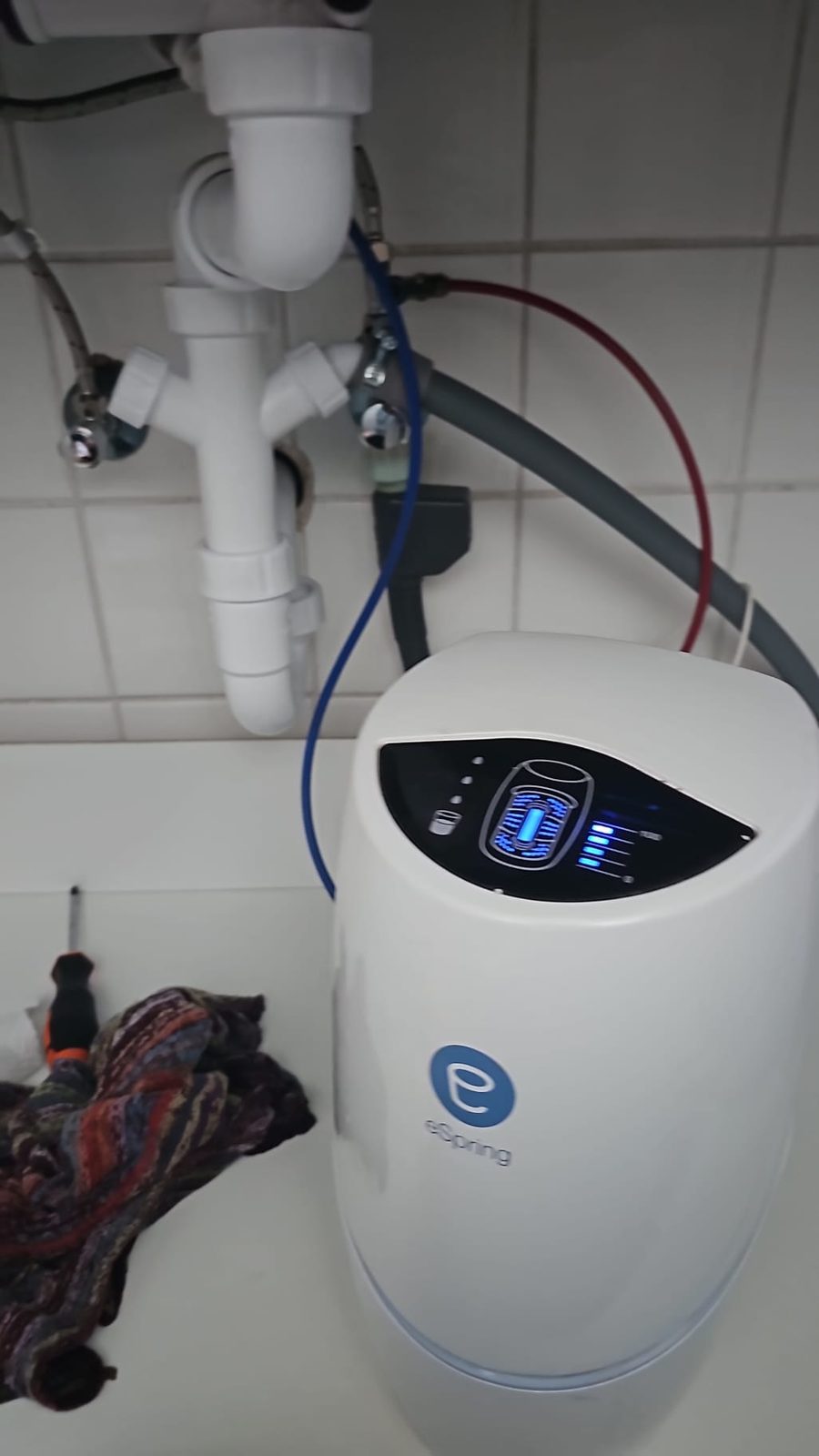 Trinkwasserfilter einbauen eSpring Wasserfiltersystem unter der Spüle installiert in Ihrer Region