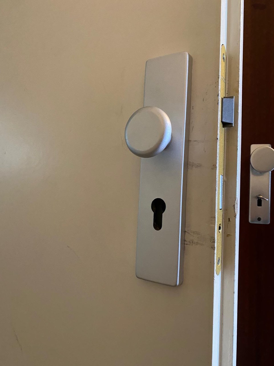 Wohnungstür ohne Zylinder — Schlosswechsel durch Schlüsseldienst in Offenbach am Main